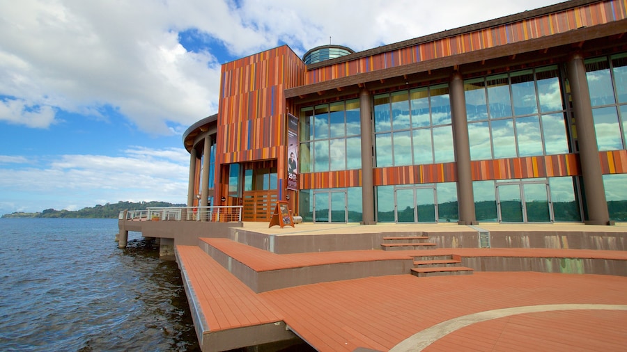 Teatro del Lago das einen allgemeine Küstenansicht und moderne Architektur