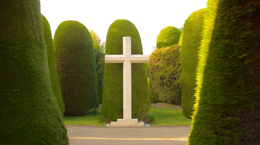 Cementerio de Punta Arenas ofreciendo elementos religiosos y jardín
