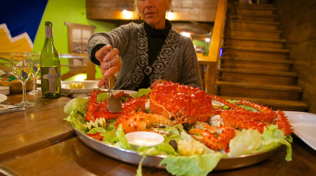 Magallanes y Antártica Chilena que inclui comida e vistas internas assim como uma mulher sozinha