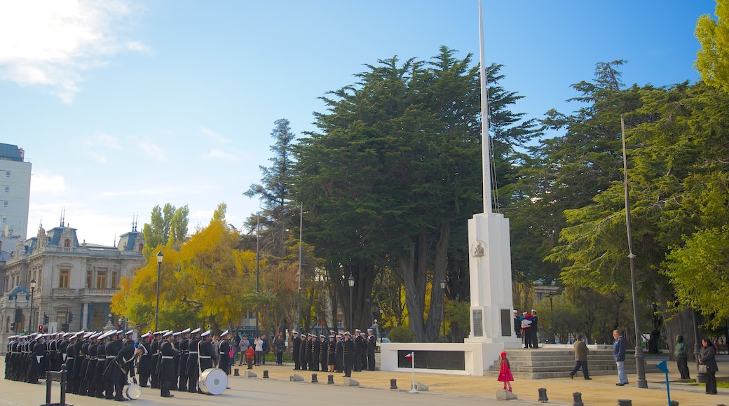 Punta Arenas mostrando um jardim e itens militares assim como um grande grupo de pessoas