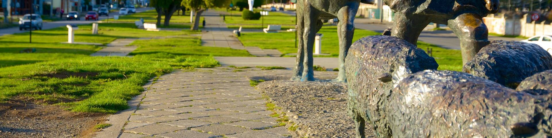 Monumento al Ovejero featuring a statue or sculpture