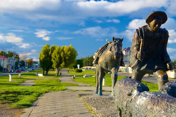 Monumento al Ovejero showing a statue or sculpture