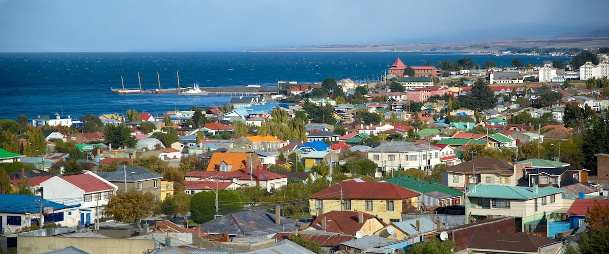Punta Arenas mostrando una ciudad y una localidad costera