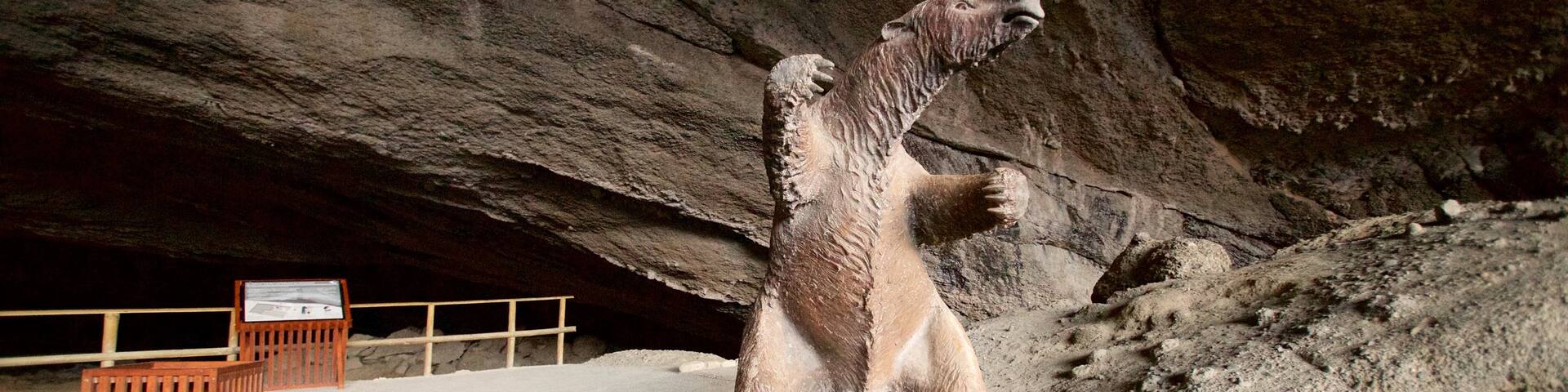 Cueva del Milodon showing outdoor art and caves