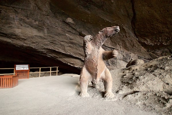 Cueva del Milodon featuring outdoor art and caves
