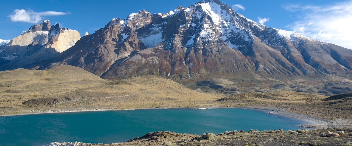 Torres Del Paine que inclui montanhas, paisagem e um lago ou charco