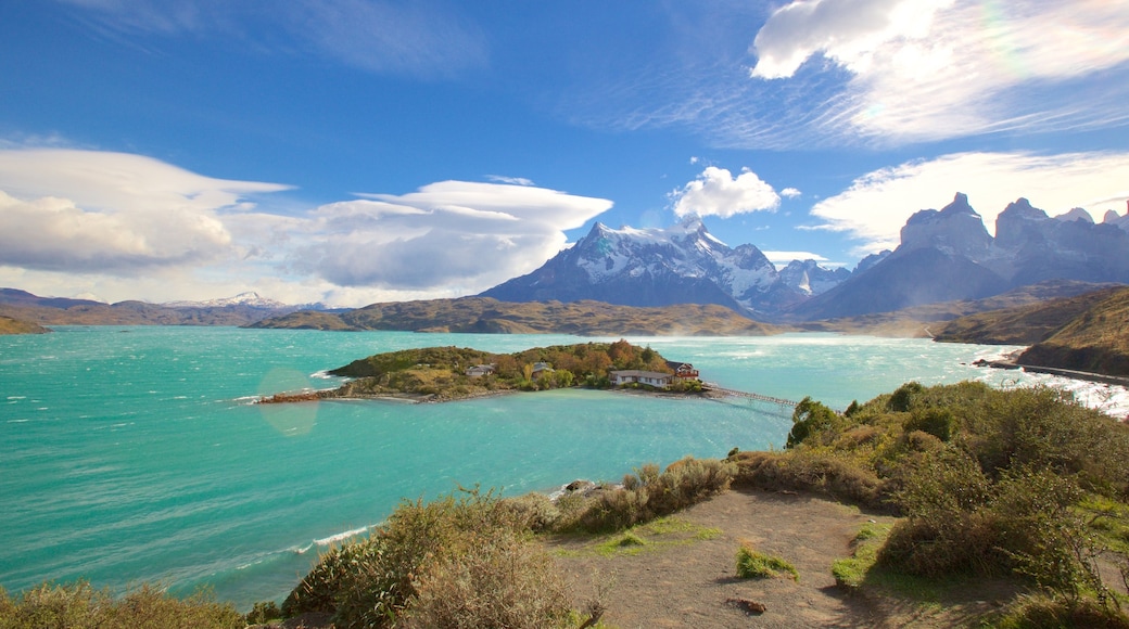 Torres Del Paine mostrando montanhas, paisagem e um lago ou charco