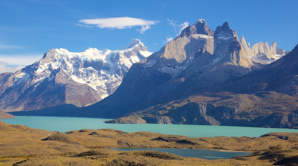 Parque Nacional Torres del Paine ofreciendo un lago o abrevadero, nieve y montañas