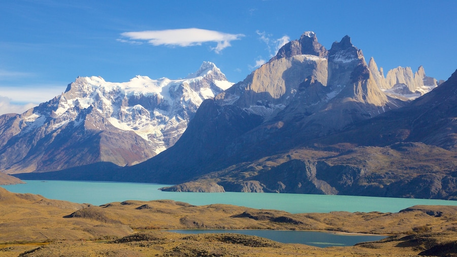 Torres del Paine Nationalpark som omfatter sne, en sø eller et vandhul og bjerge