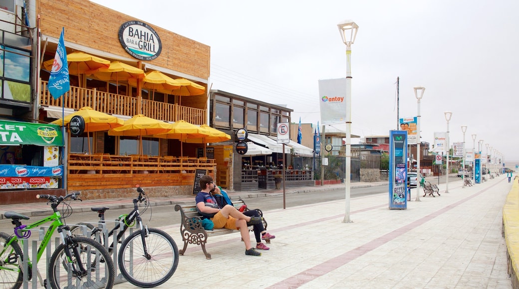 Playa Bahía Inglesa mostrando restaurantes y también una pareja