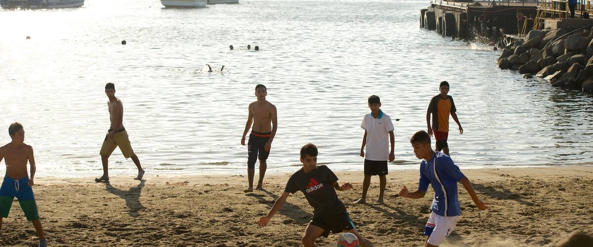Caldera Beach inclusief een strand en ook een klein groepje mensen