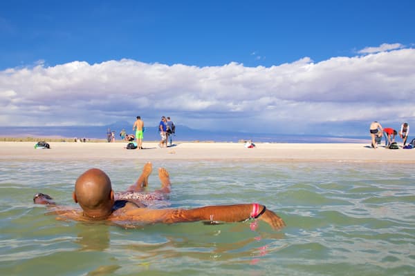 Lagune Cejar montrant baignade et plage aussi bien que homme