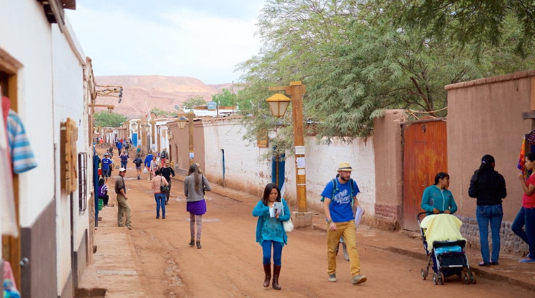 San Pedro de Atacama y también un pequeño grupo de personas