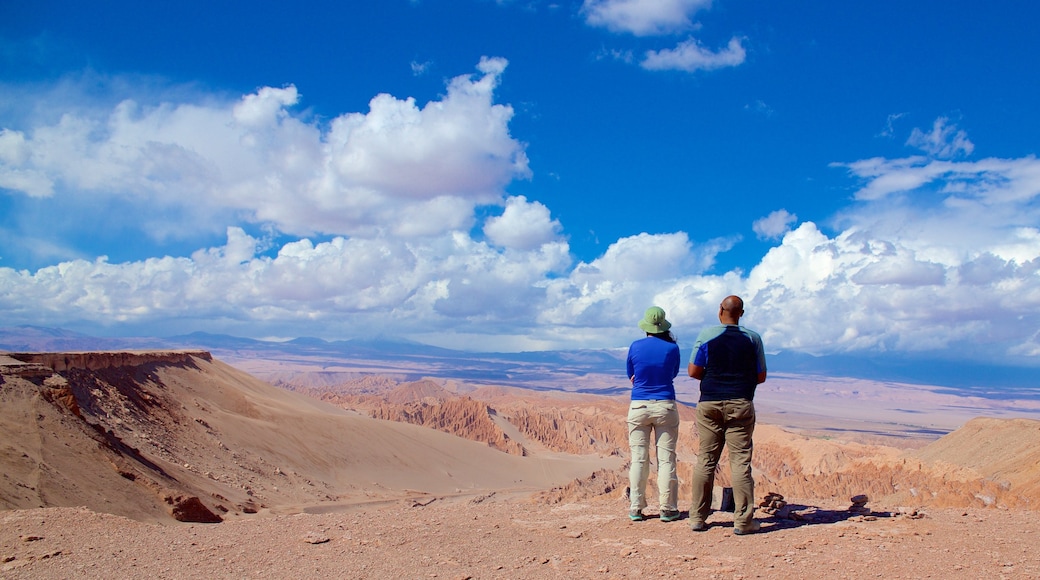 San Pedro de Atacama mostrando vista del deserto e vista del paesaggio cosi come coppia