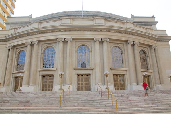 Teatro Municipal which includes theatre scenes and heritage architecture