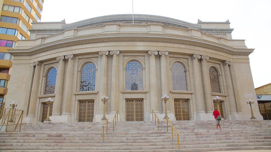 Teatro Municipal que inclui arquitetura de patrimĂŽnio e cenas de teatro
