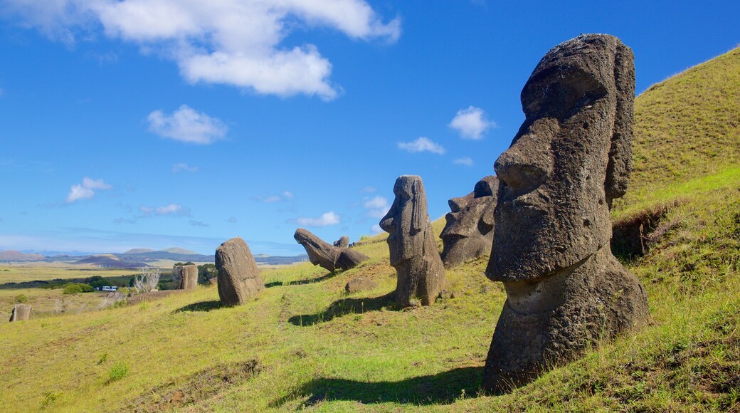 Rano Raraku mostrando elementos patrimoniales y una estatua o escultura