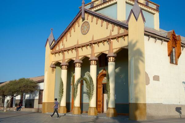 Iglesia San Francisco showing a church or cathedral