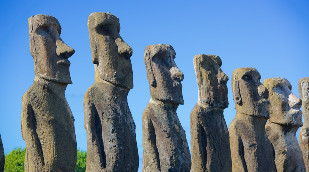 Ahu Tongariki showing tranquil scenes, heritage elements and a statue or sculpture