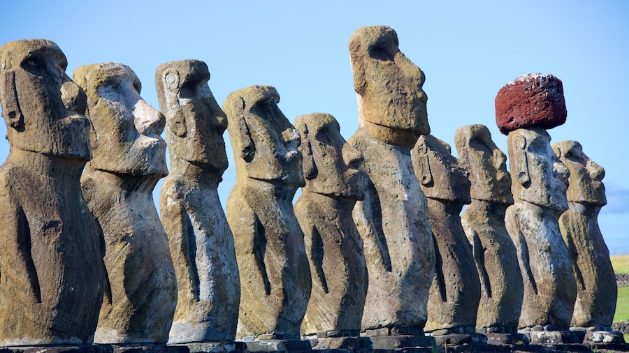 Ahu Tongariki showing heritage elements, a statue or sculpture and tranquil scenes