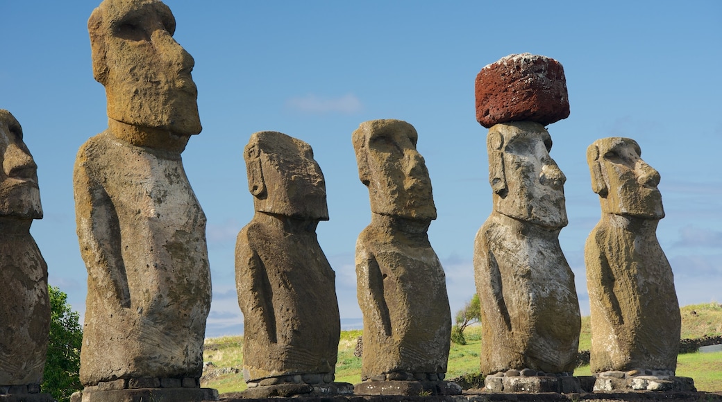 Ahu Tongariki que incluye elementos del patrimonio y una estatua o escultura