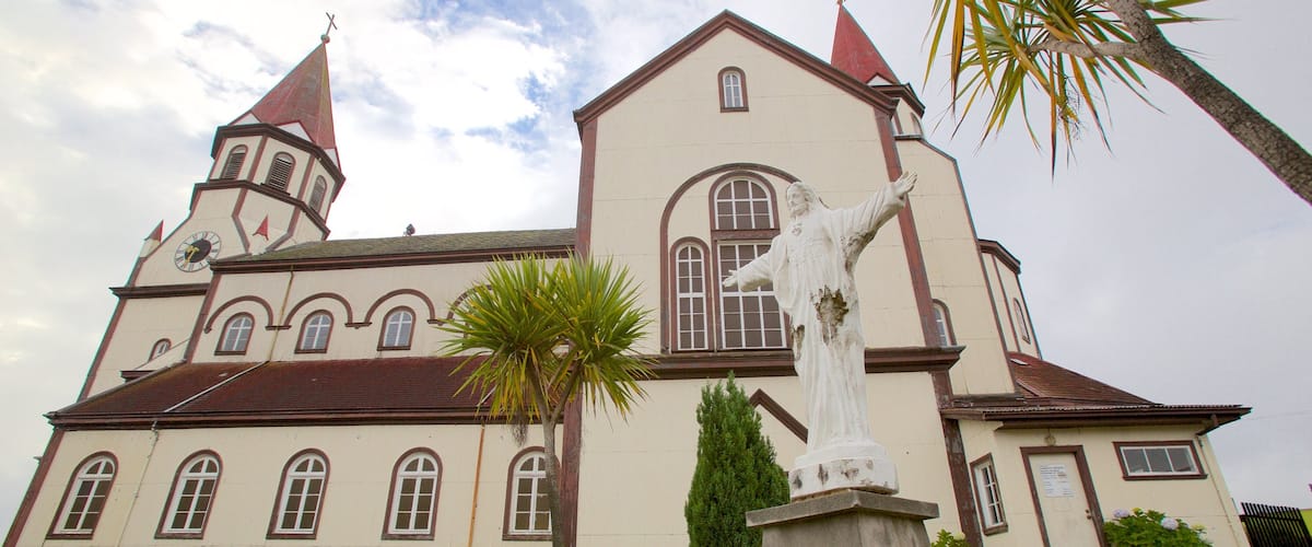 Iglesia del Sagrado Corazón ofreciendo una estatua o escultura, elementos del patrimonio y una iglesia o catedral