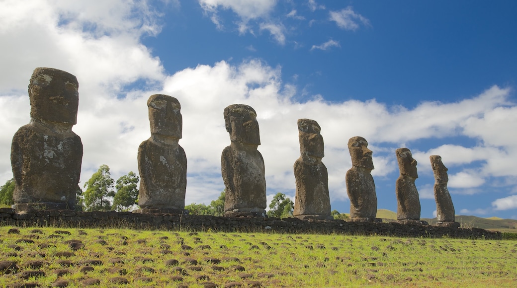 Ahu Akivi que incluye una estatua o escultura y elementos del patrimonio