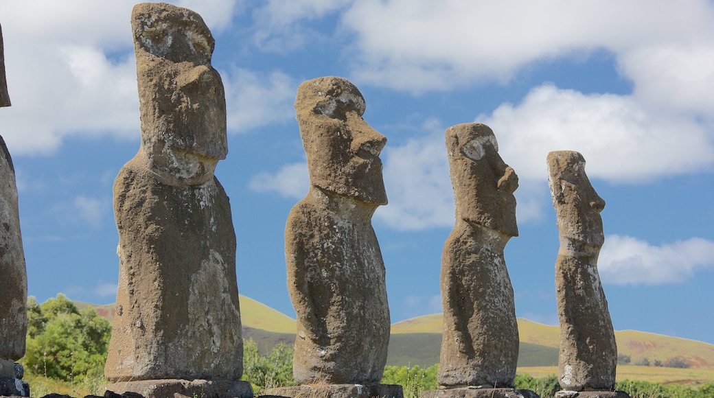 Ahu Akivi mostrando una estatua o escultura y elementos patrimoniales