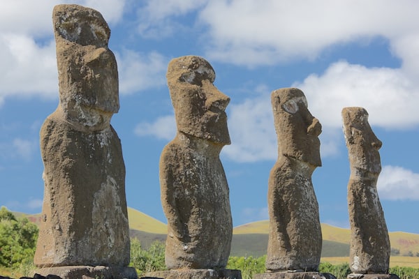 Ahu Akivi showing a statue or sculpture and heritage elements