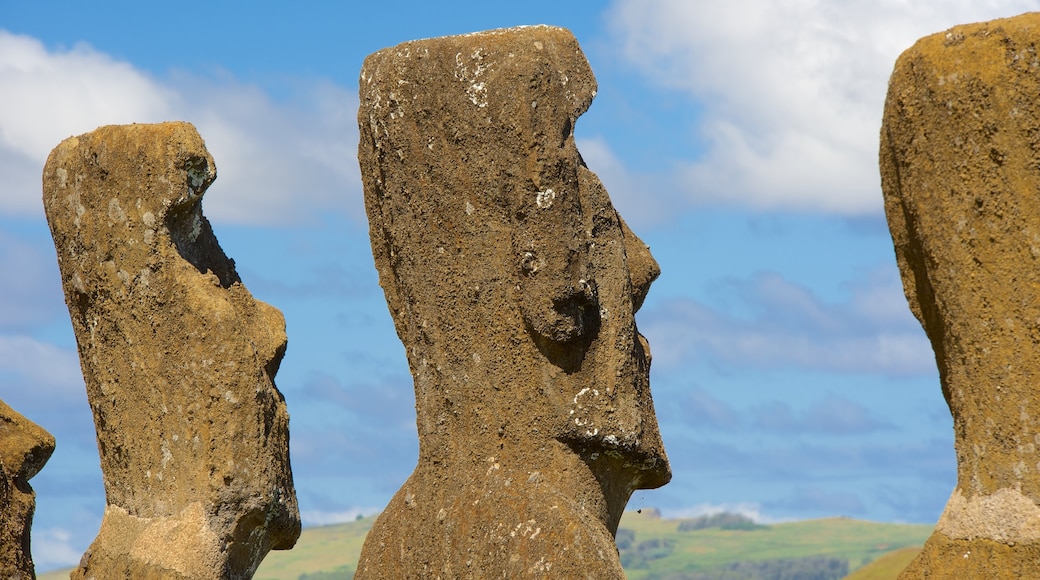 Ahu Akivi ofreciendo una estatua o escultura y elementos del patrimonio