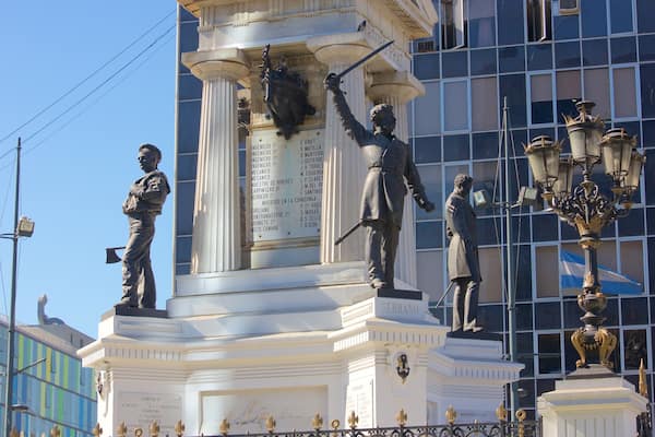 Plaza Sotomayor which includes a monument and a square or plaza