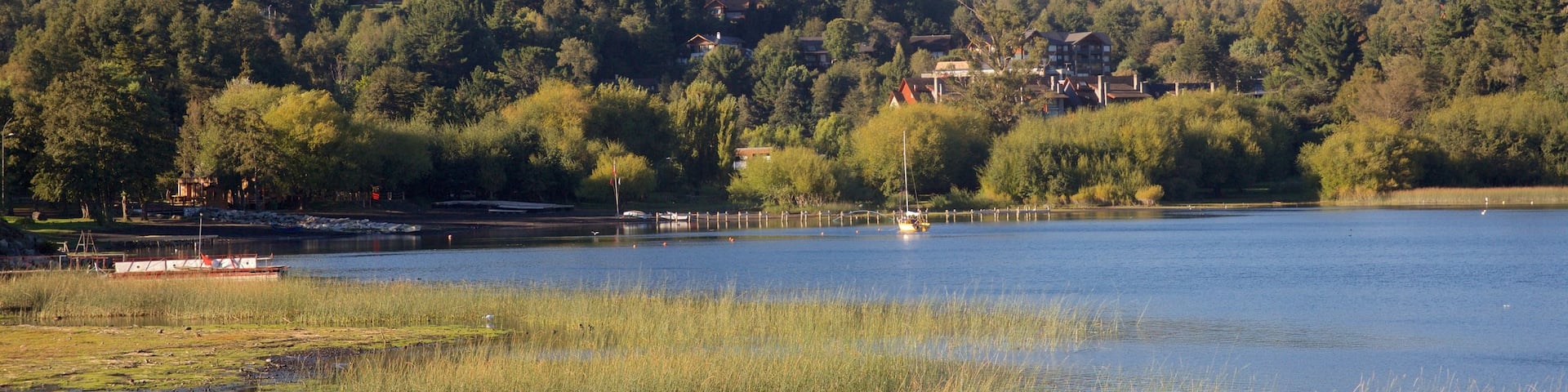 La Poza das einen Berge, Wälder und See oder Wasserstelle