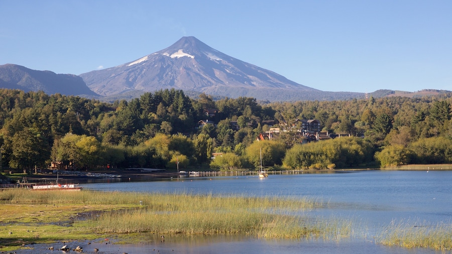 La Poza showing a lake or waterhole, mountains and forests