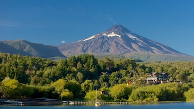 La Poza que inclui florestas, montanhas e um lago ou charco