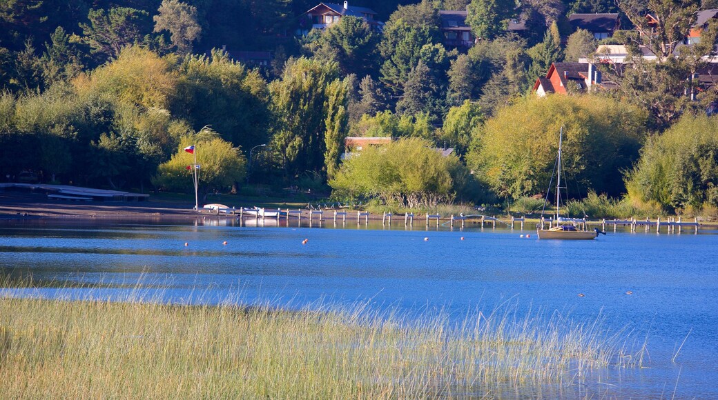 La Poza which includes a lake or waterhole