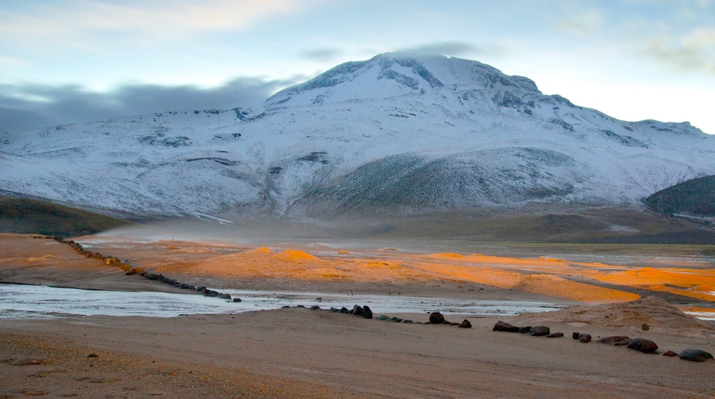 El Tatio Geyserområde og byder på udsigt over ørkenen, en solnedgang og sne