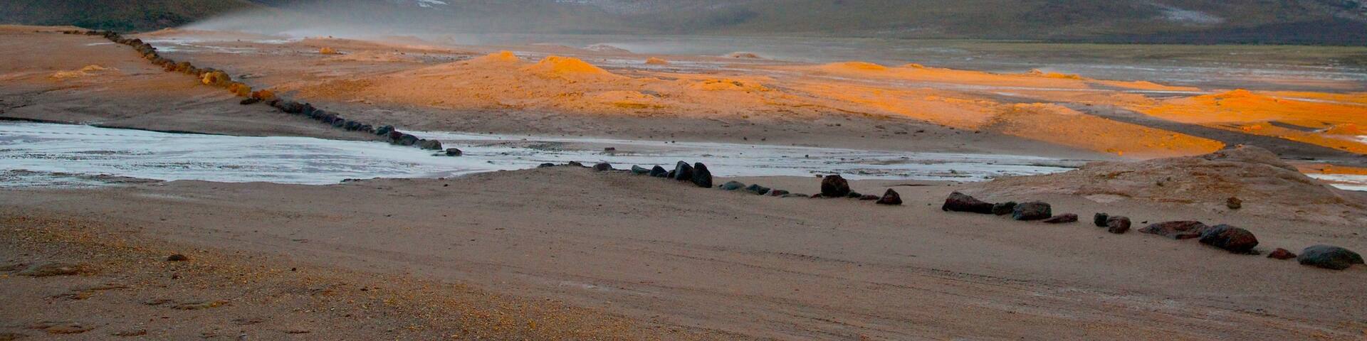 El Tation geysiraukea johon kuuluu autiomaanäkymät, lunta ja vuoret