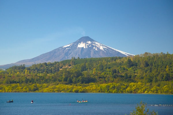 Lac Villarrica mettant en vedette montagnes, lac ou étang et scÚnes forestiÚres