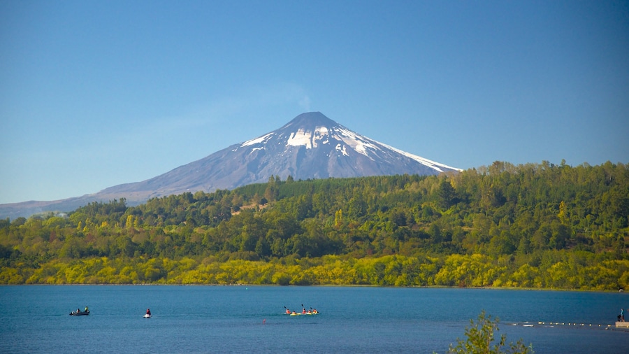 Lac Villarrica mettant en vedette montagnes, lac ou étang et scÚnes forestiÚres