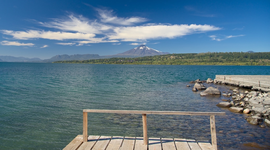 Lago Villarrica che include lago o sorgente d\'acqua e montagna