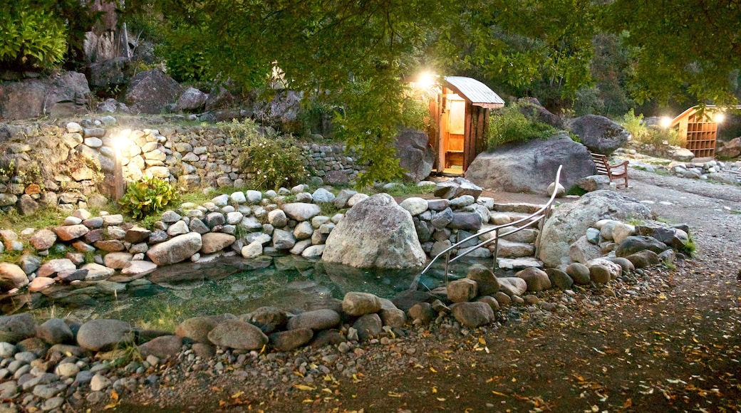 Termas Los Pozones mostrando imágenes de bosques y un río o arroyo