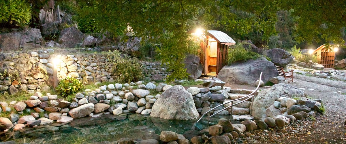 Termas Los Pozones ofreciendo escenas forestales y un río o arroyo