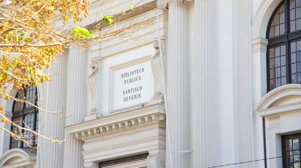 Biblioteca Santiago Severín que incluye elementos patrimoniales