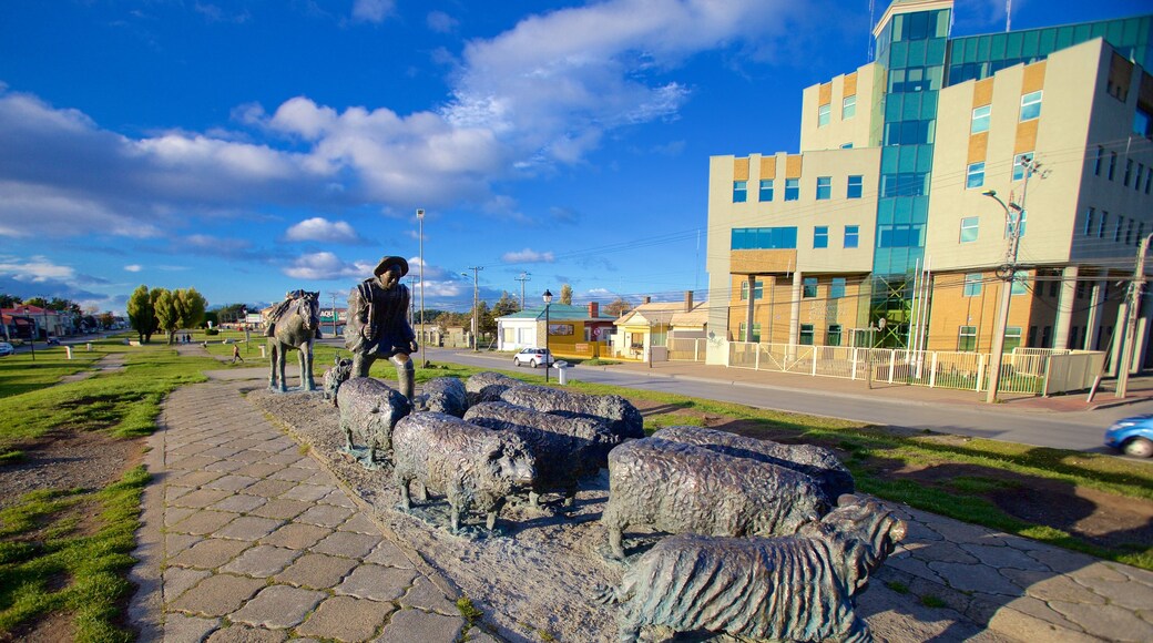 Monumento al Ovejero toont een standbeeld of beeldhouwwerk en een stad