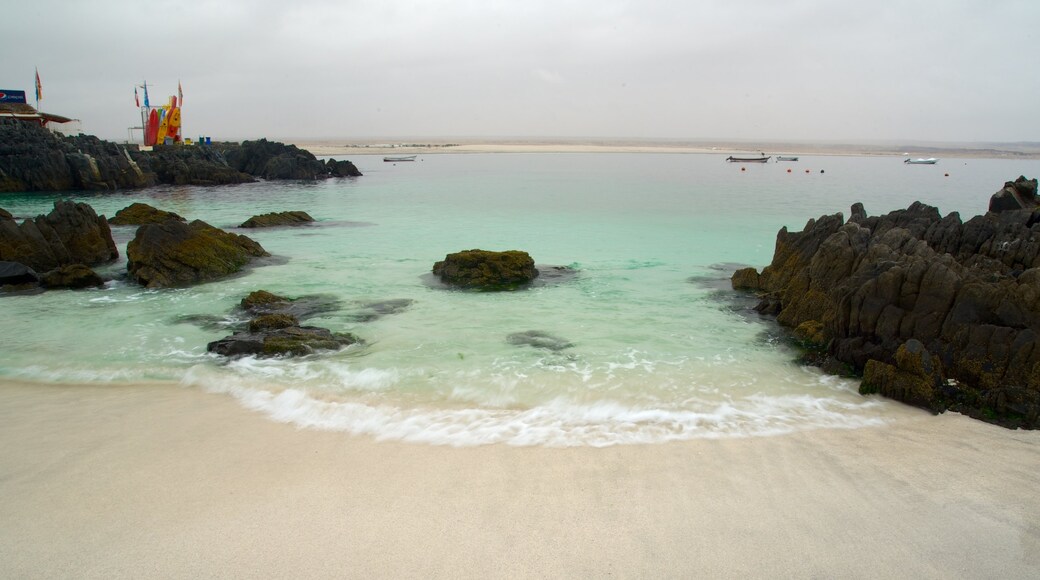 Bahia Inglesa Beach toont een zandstrand