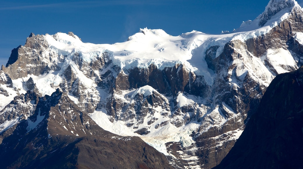 Parque nacional Torres del Paine ofreciendo montañas y nieve