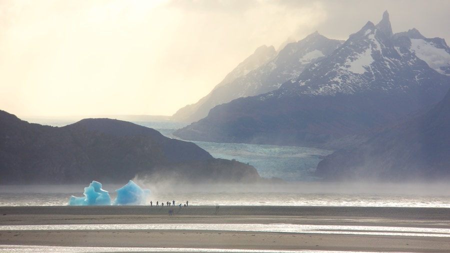 Torres Del Paine som viser bjerge, fredfyldte omgivelser og en sø eller et vandhul
