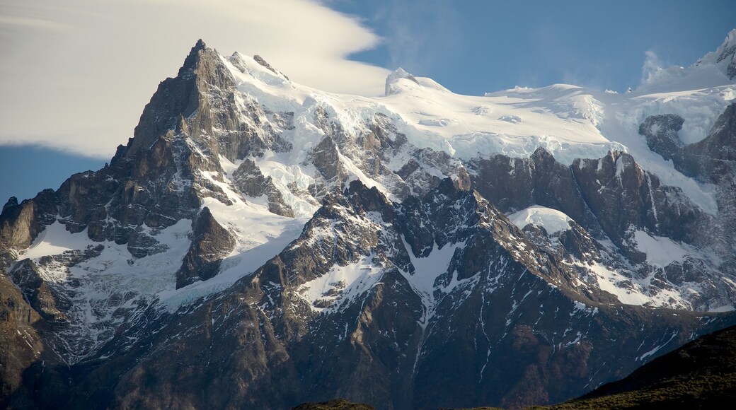 Parque nacional Torres del Paine ofreciendo montañas y nieve