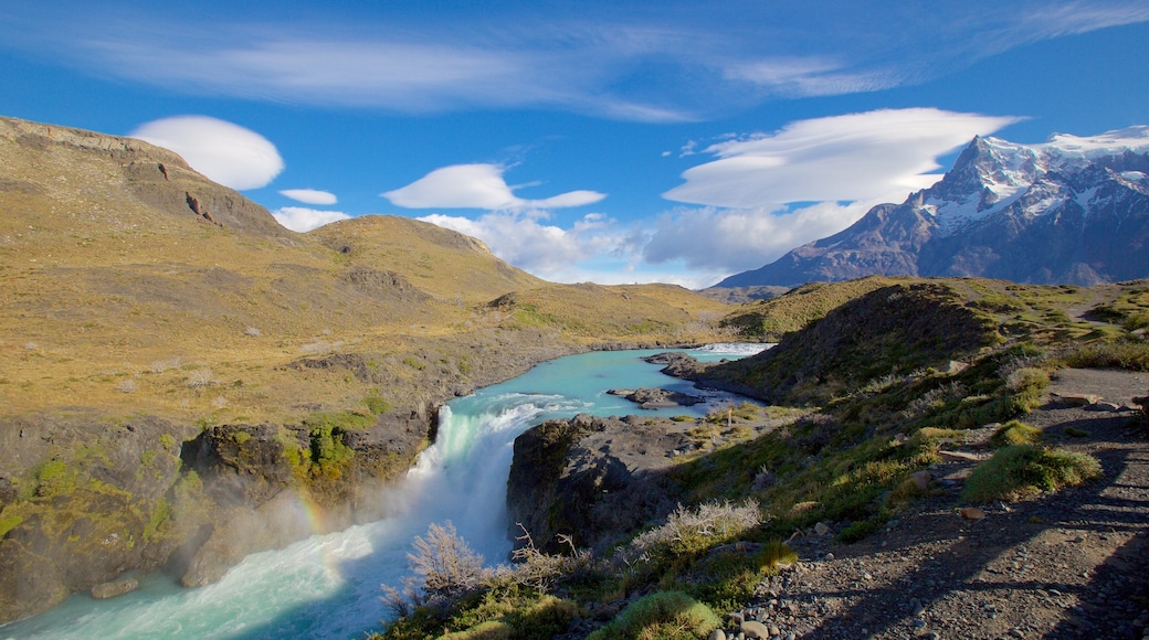 Parque nacional Torres del Paine que incluye un río o arroyo, escenas tranquilas y una catarata