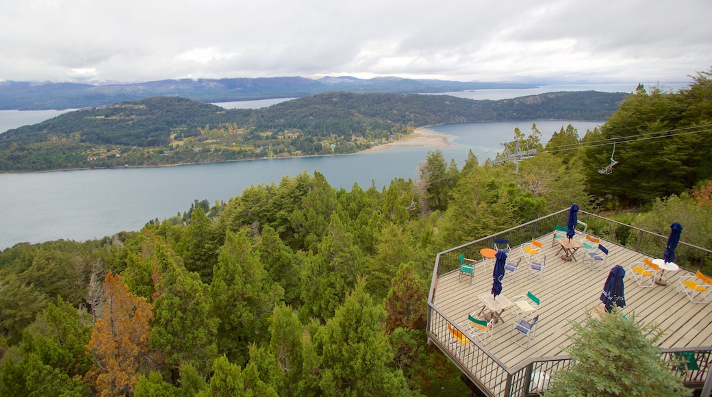 Cerro Campanario ofreciendo vistas de paisajes, comer al aire libre y un lago o abrevadero